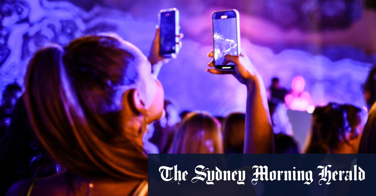 Is Sabrina Carpenter right about phones in the gigs?