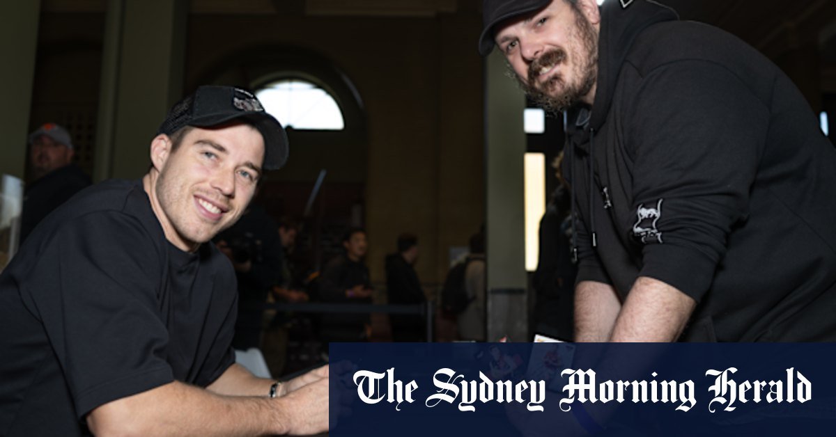 Business card card attracts 5000 people in Melbourne