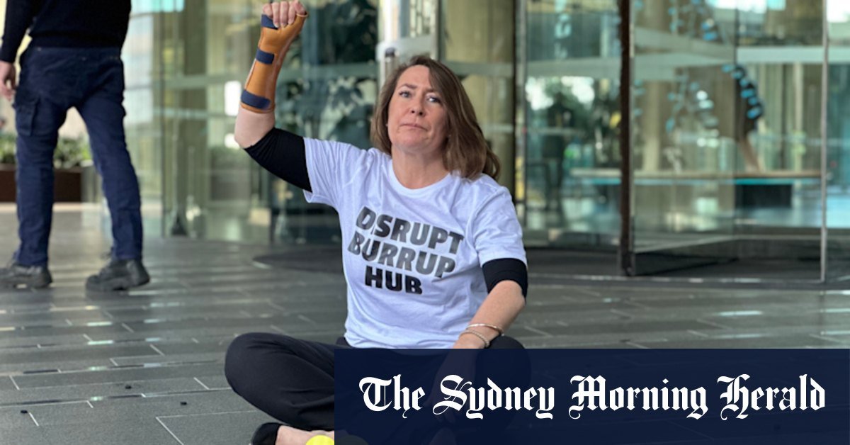 Perth activists deliver the prison over the stunt that the forced evacuation of the oil and gas seat